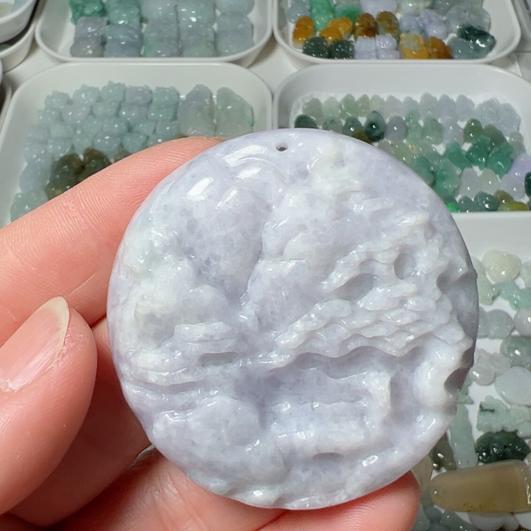 翡翠颈饰未镶嵌山水牌一个微瑕