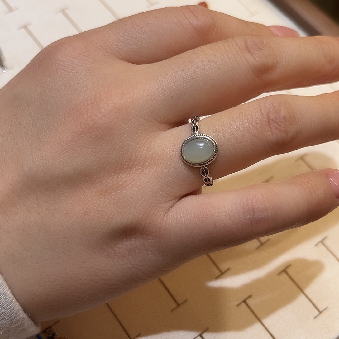 足银椭圆白色戒指一个