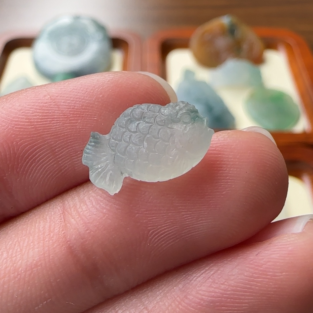 定制翡翠未镶嵌金鱼