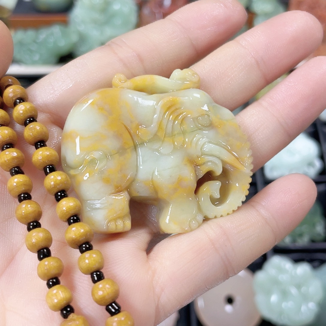 蛇纹石玉颈饰合金