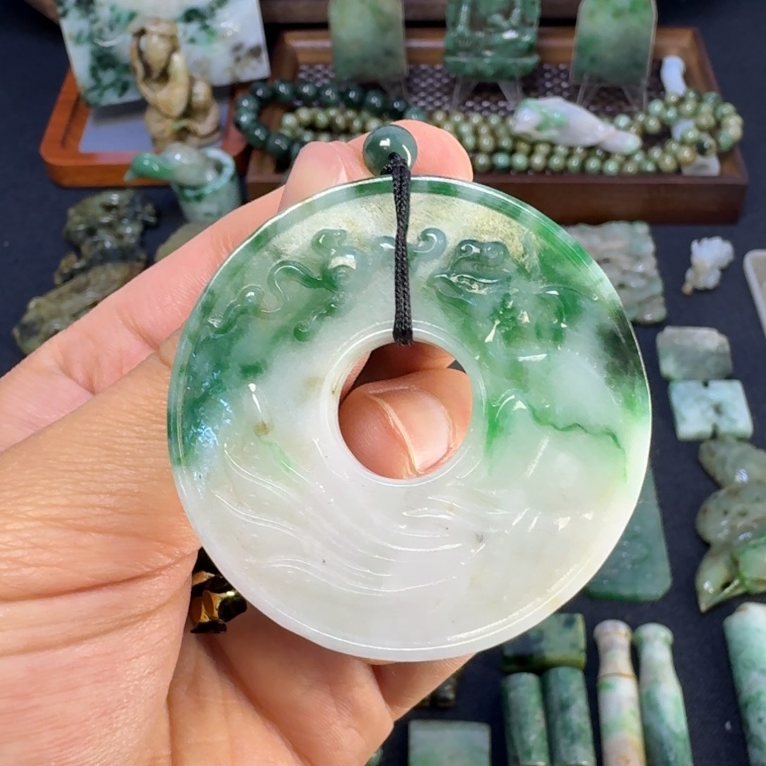 翡翠颈饰未镶嵌翡翠颈饰未镶嵌..