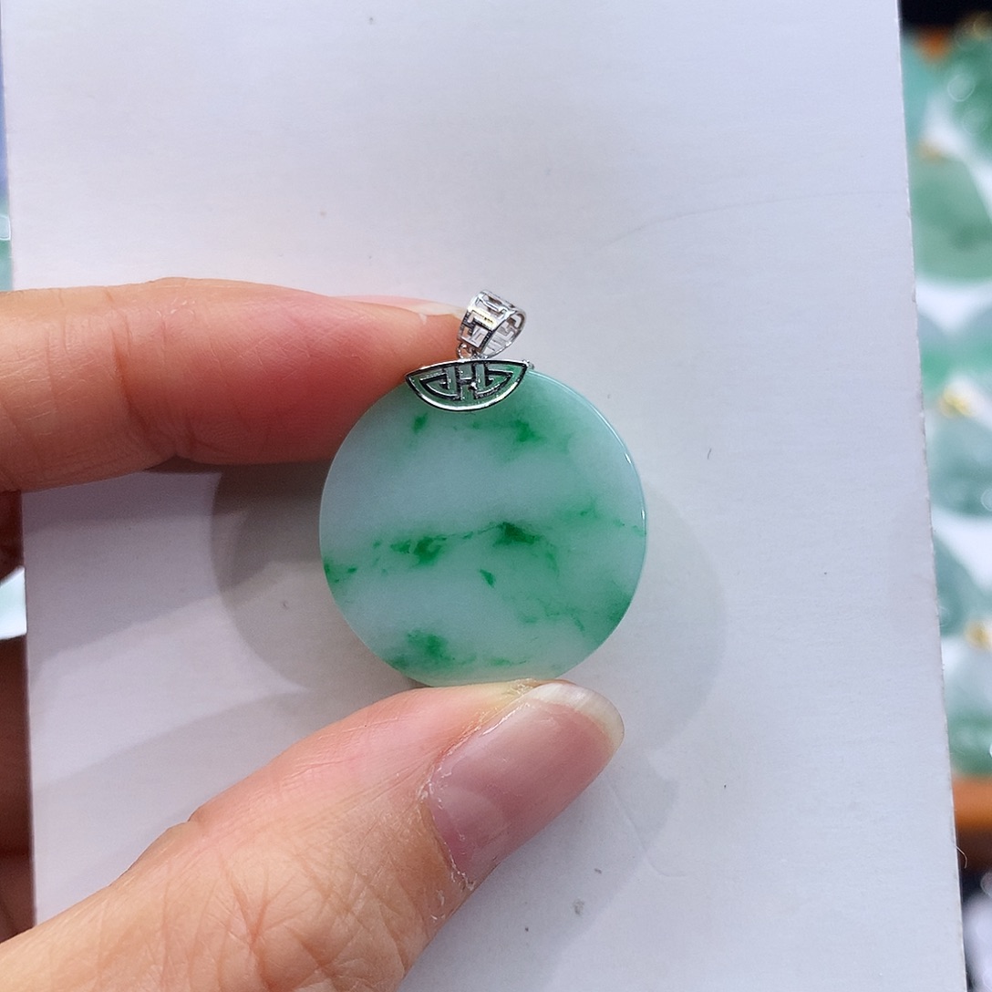 翡翠18K金镶嵌颈饰翡翠吊坠