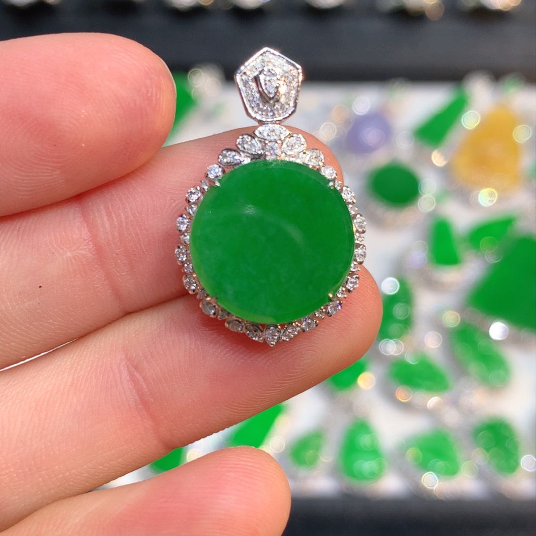 翡翠颈饰18K金镶嵌天然a货翡翠