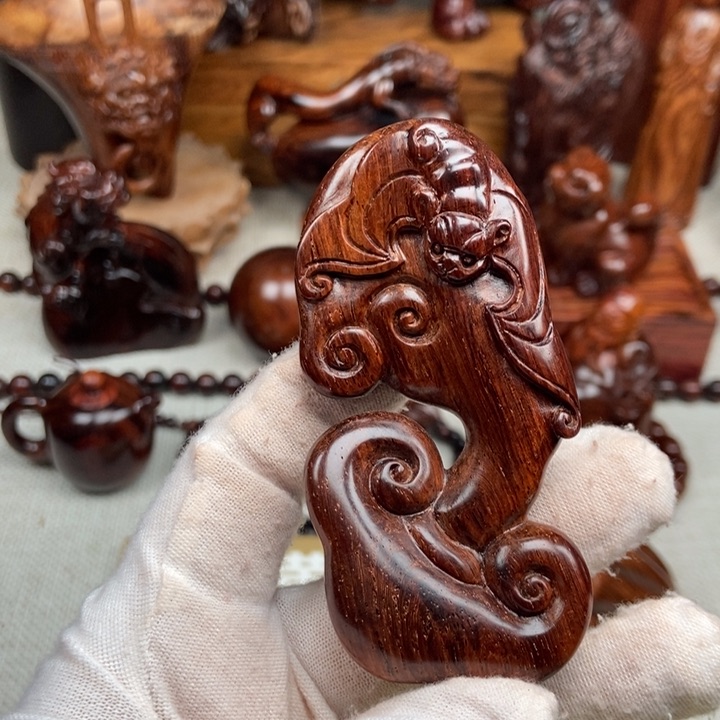 花梨木类案台22.9克左右灵芝