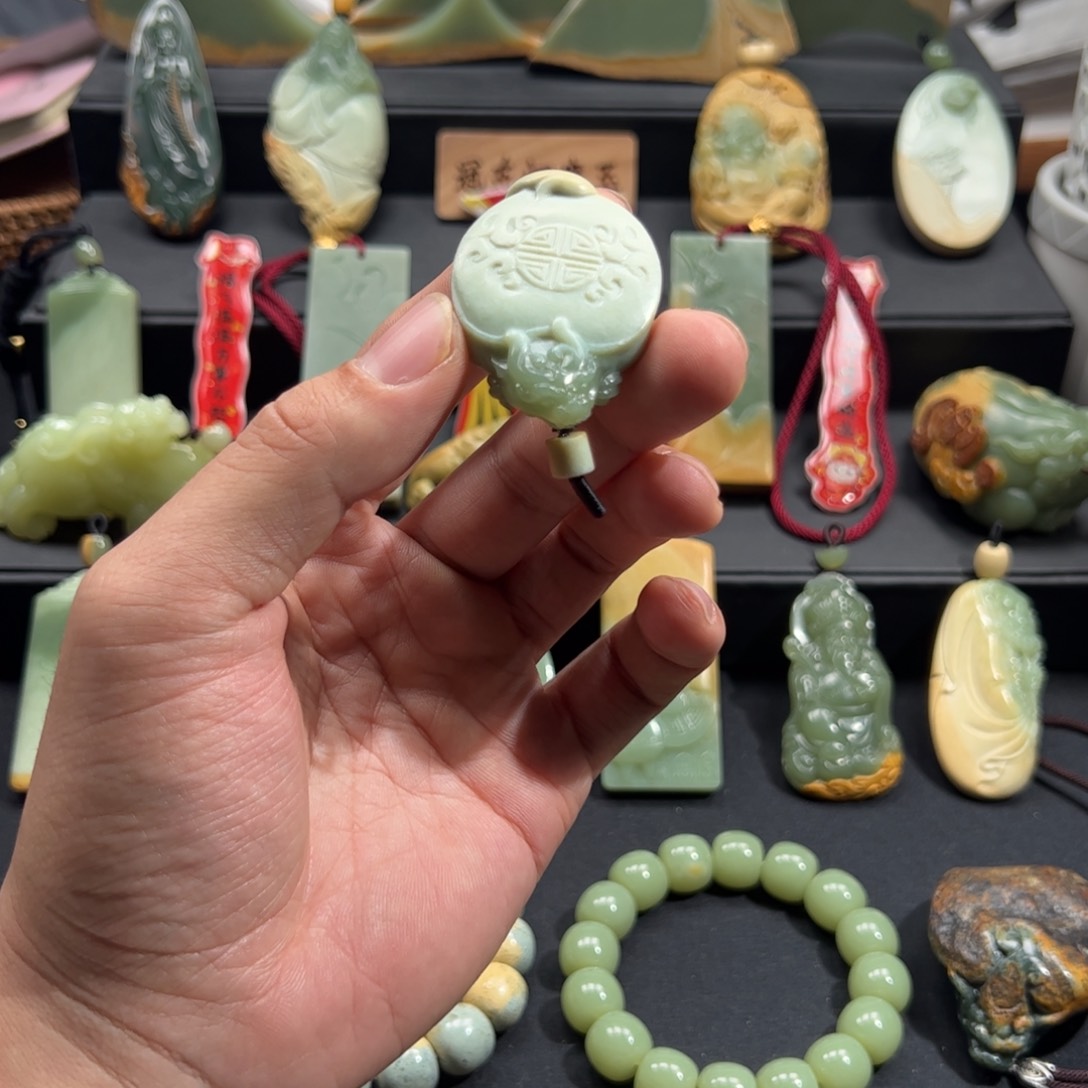 岫岩河磨玉（透闪石质玉）颈饰未镶嵌雨*