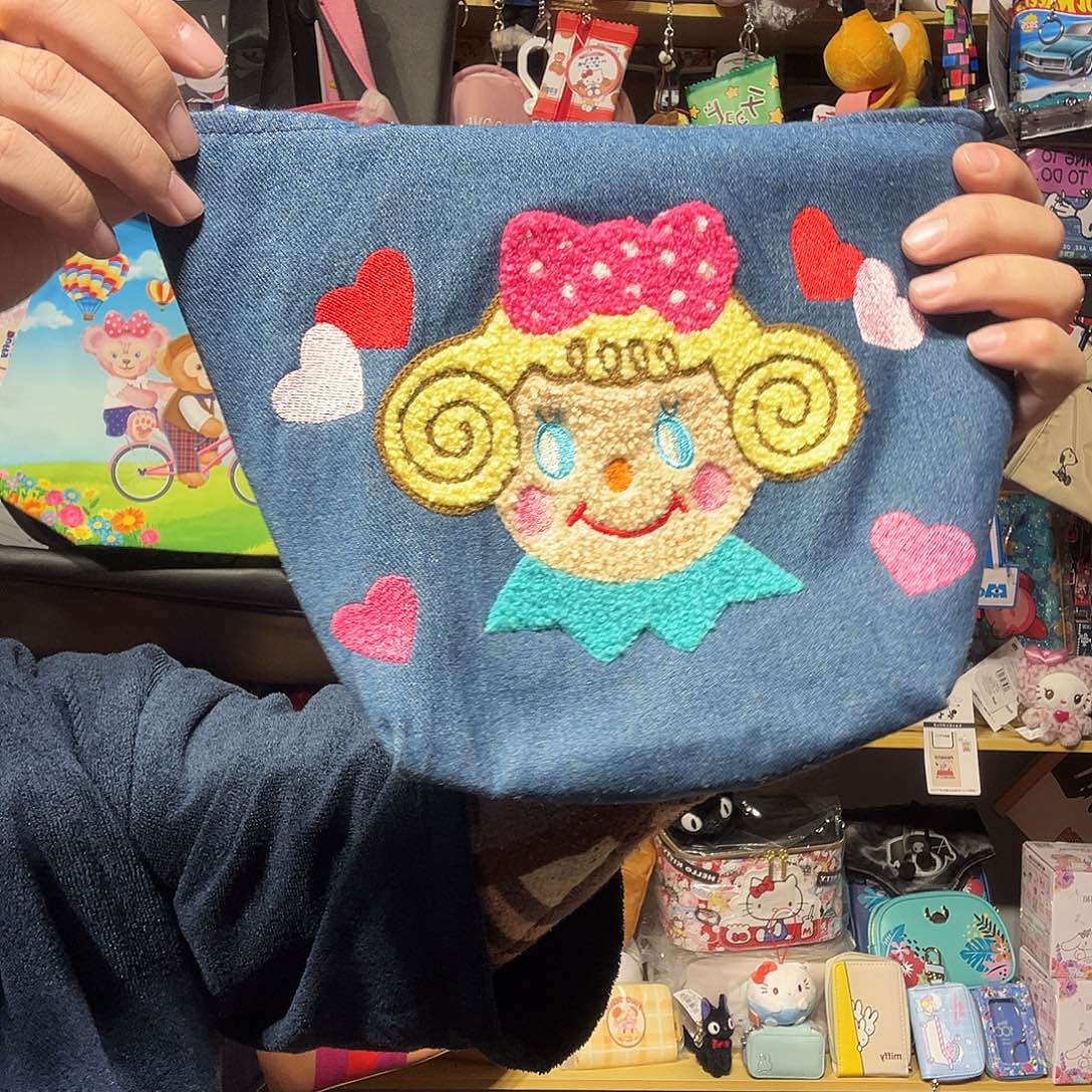 织物卷发女孩手提