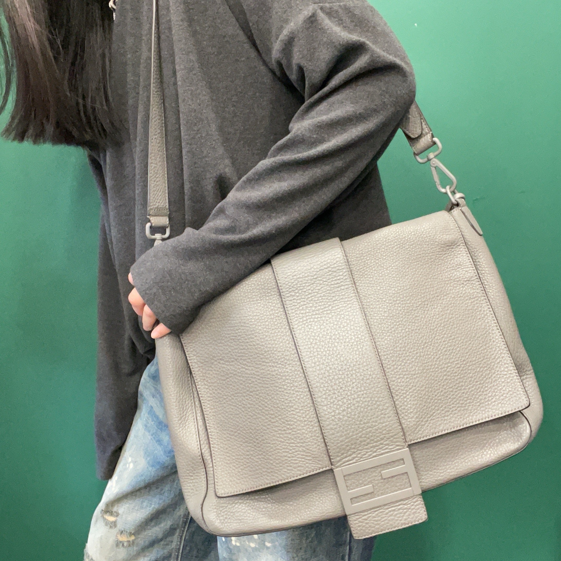 95新 FENDI/芬迪 【KK】 00 1279 灰色荔枝纹法棍单肩包