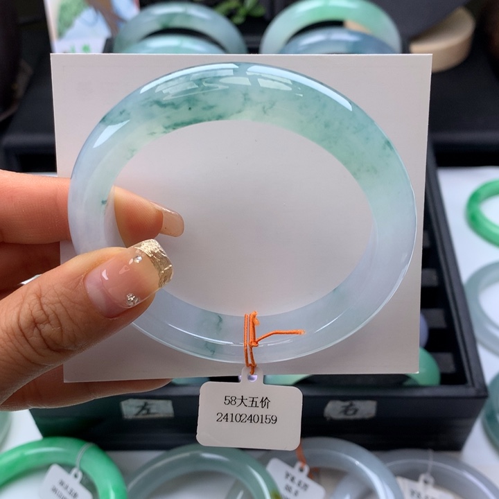 翡翠手镯未镶嵌正圈