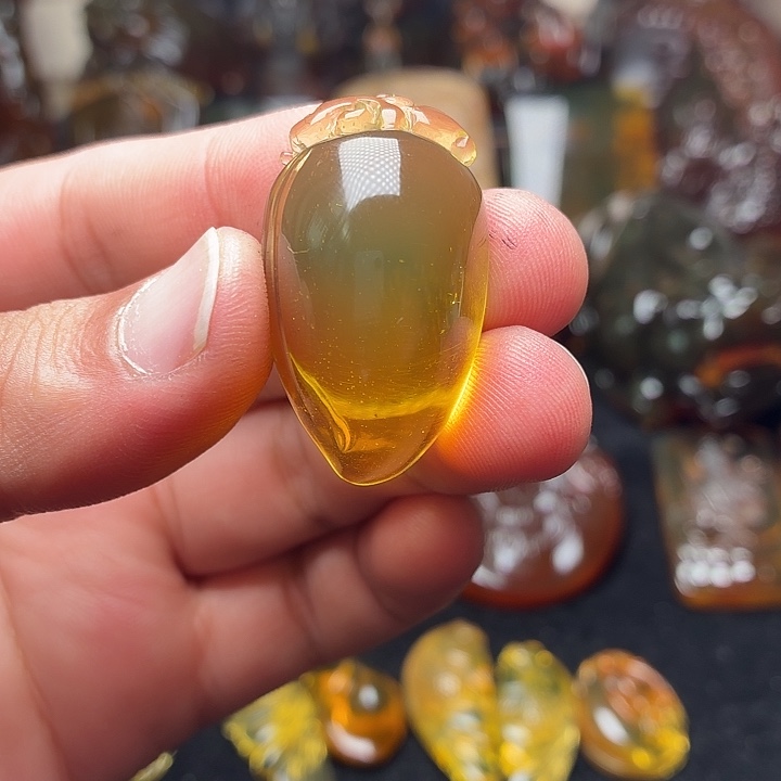 琥珀未镶嵌颈饰09