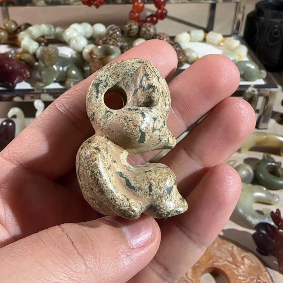 蛇纹石玉颈饰未镶嵌