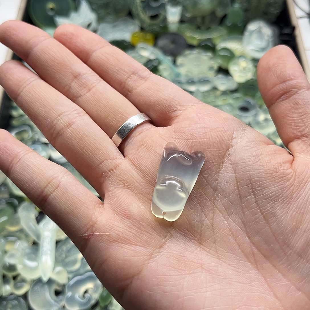 蛇纹石玉未镶嵌颈饰