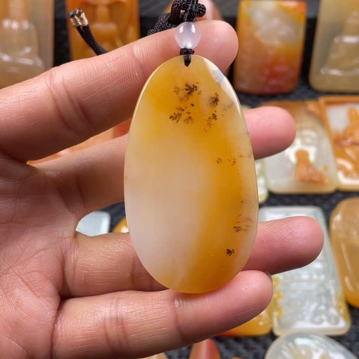 石英质玉（黄龙玉）颈饰未镶嵌