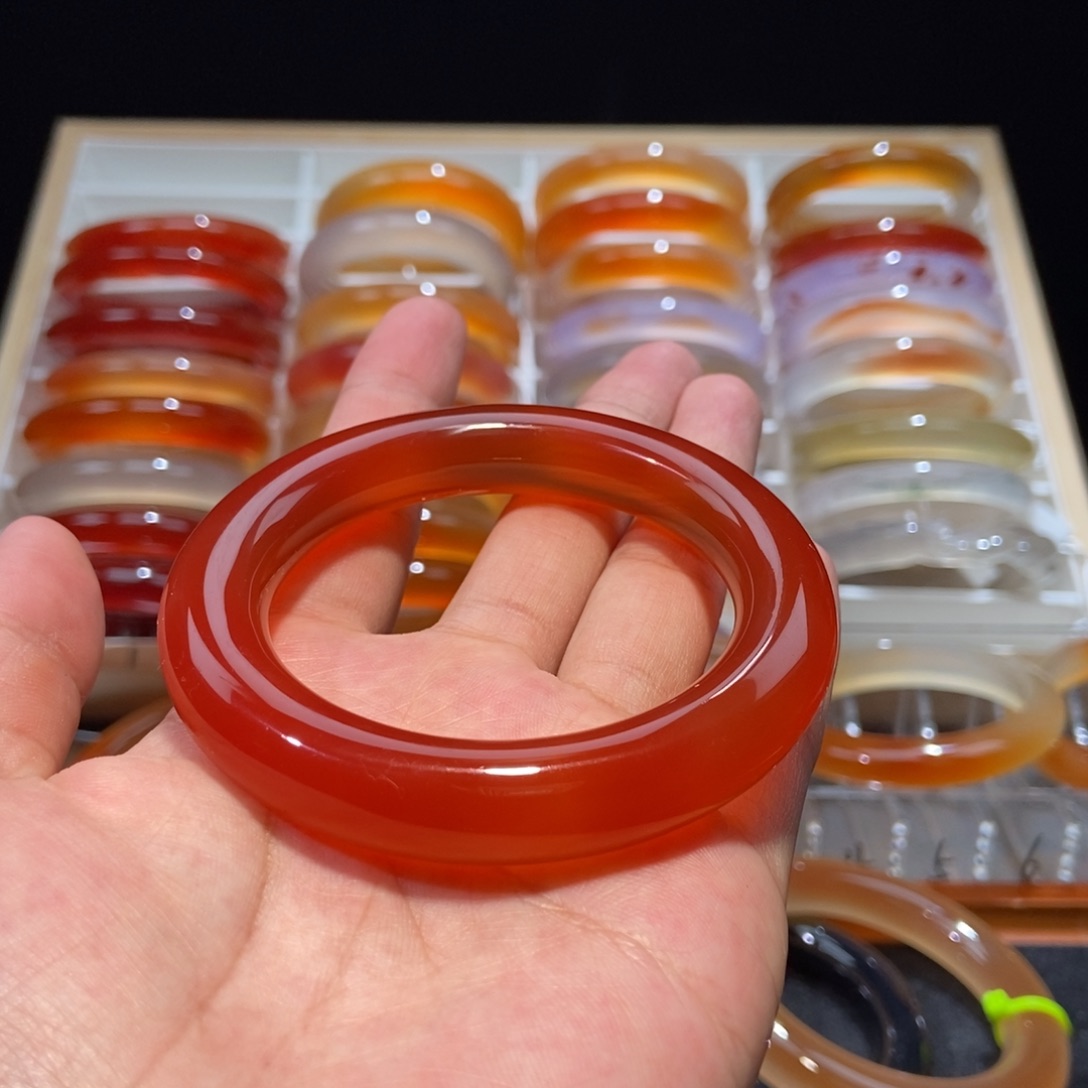 左***端玛瑙/玉髓手镯未镶嵌