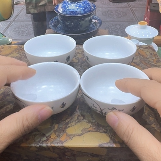 定白瓷杯四个一组。。。。