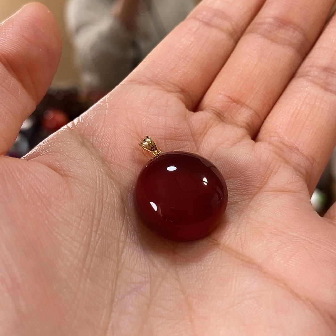 18K金镶嵌吊坠18.6m m原矿南红玛瑙