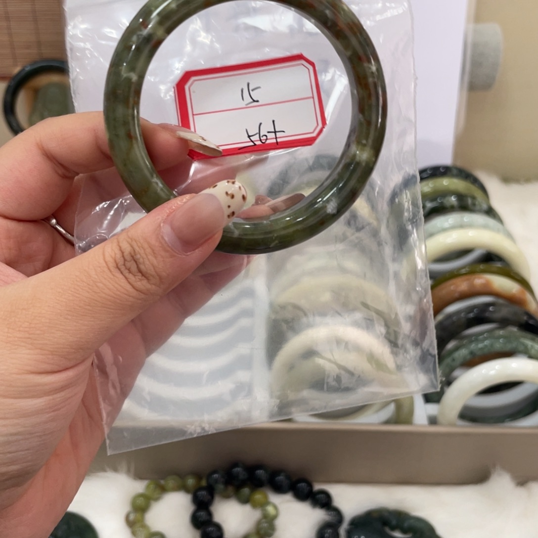 蛇纹石玉未镶嵌手镯