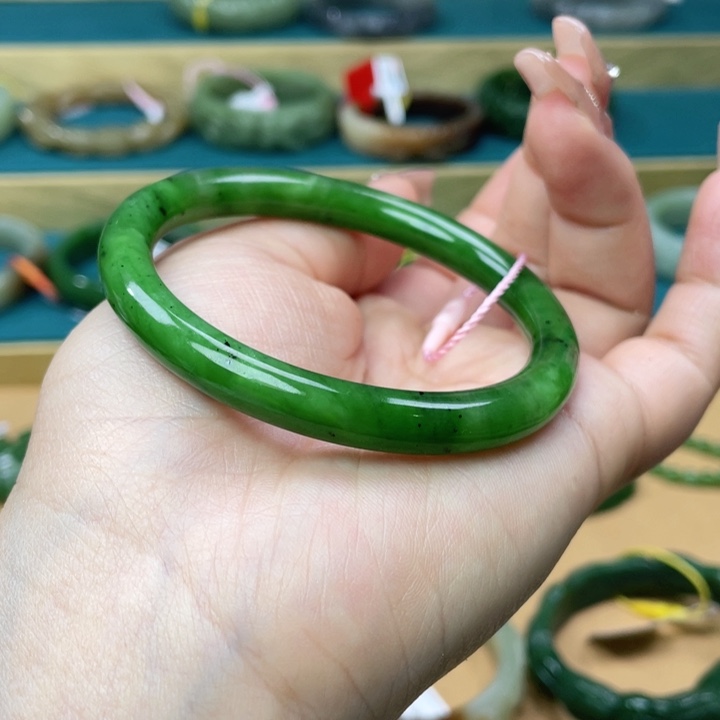 和田玉手镯58圈口。编号39未镶嵌