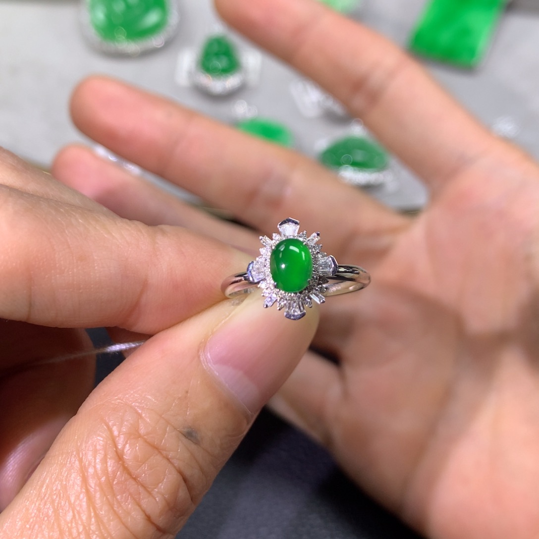 翡翠戒指18K金镶嵌翡翠