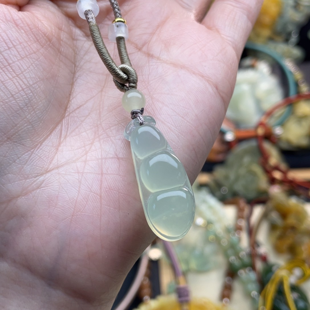 蛇纹石玉颈饰未镶嵌