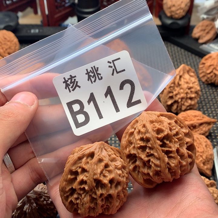 文玩核桃吊坠野牛