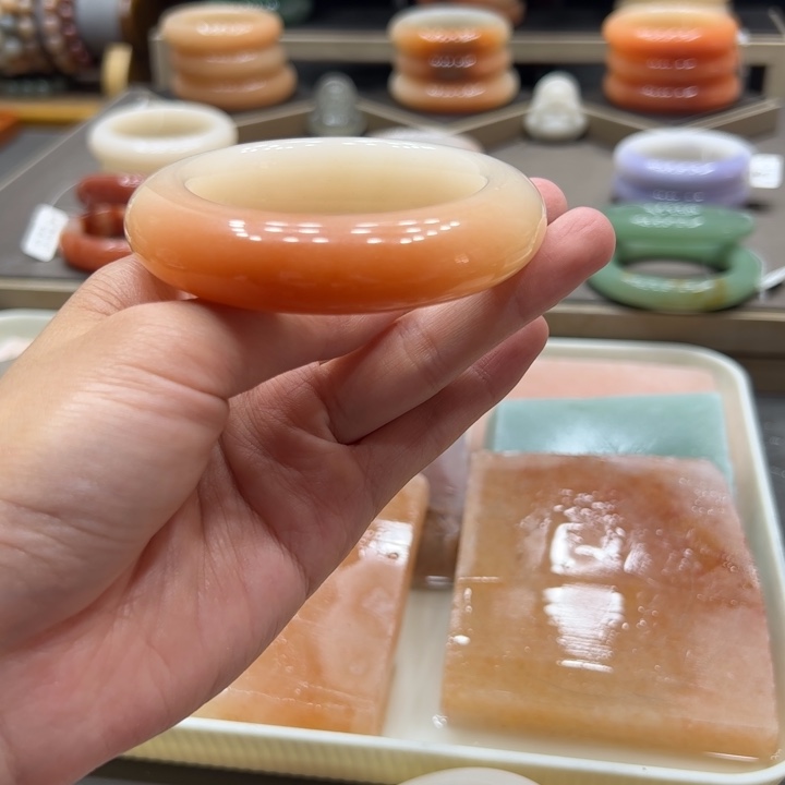 蒲***潇石英质玉（非洲翠）手镯未镶嵌