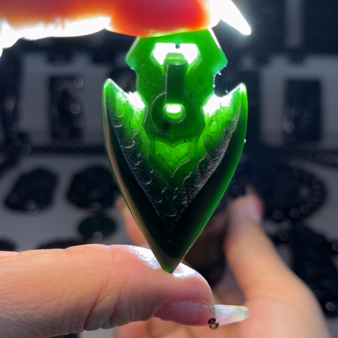 蛇纹石玉颈饰合金