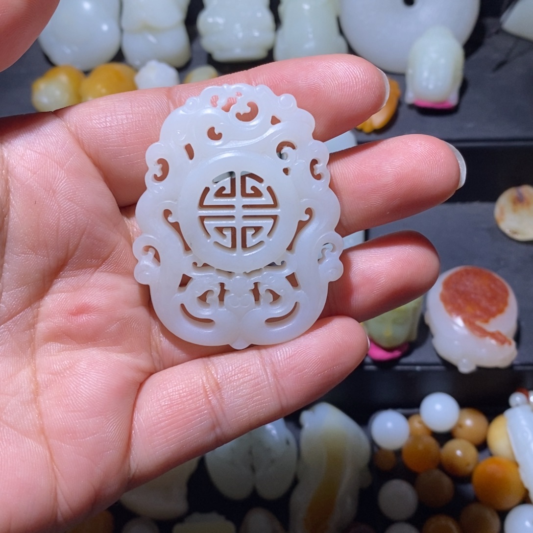 月***途和田玉未镶嵌颈饰