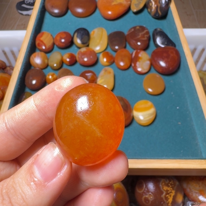 哈***利瓷片马达加斯加奇石手把件浮雕