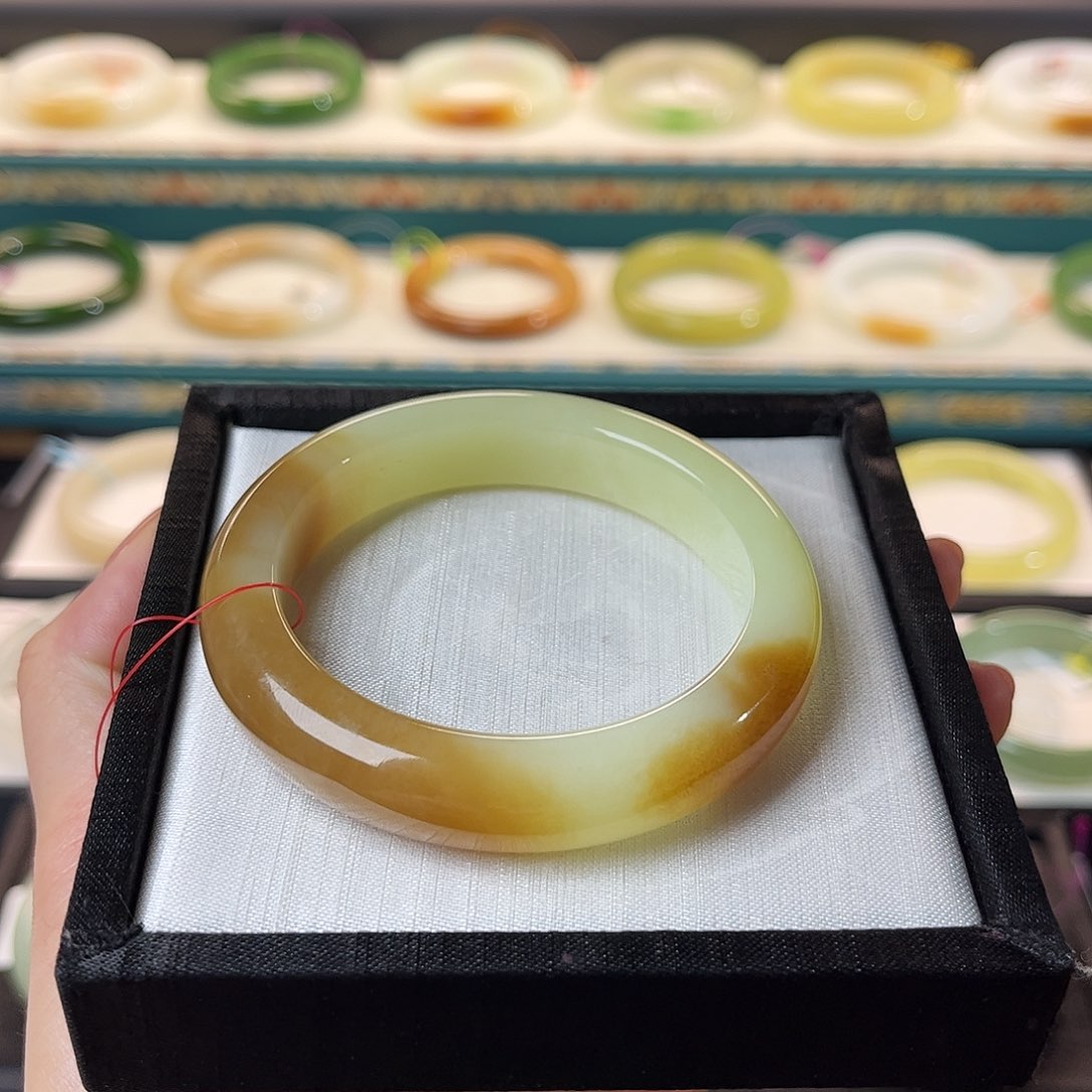 和田玉手镯未镶嵌   黄口飘糖