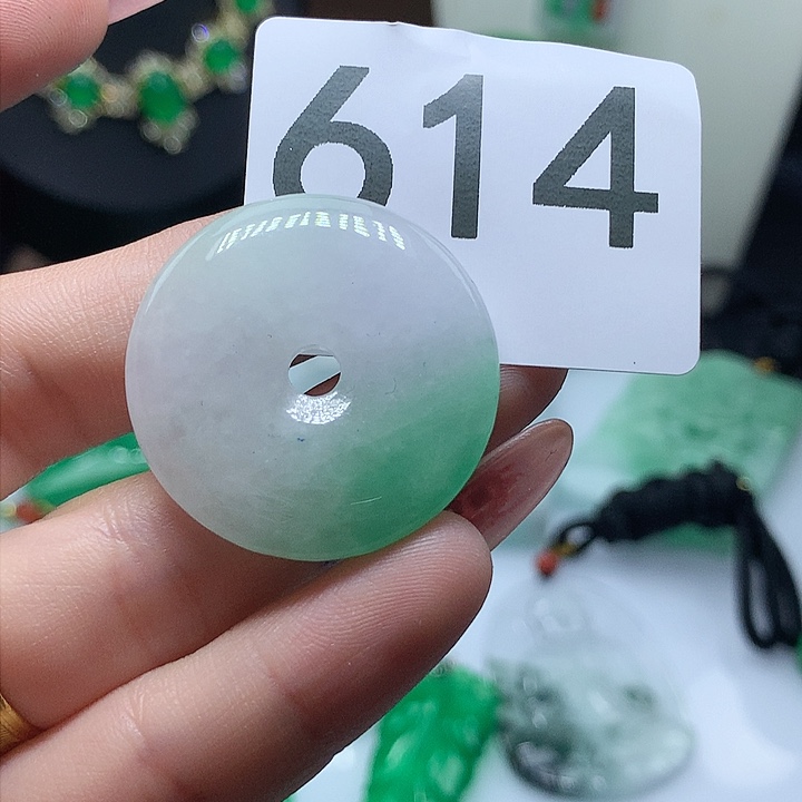 翡翠吊坠(赠链)未镶嵌