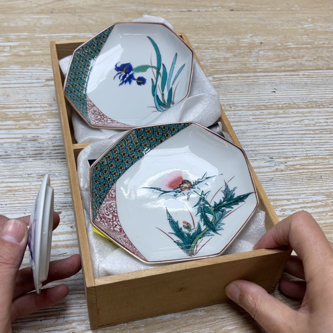 瓷片我****酒密密麻麻地排列着