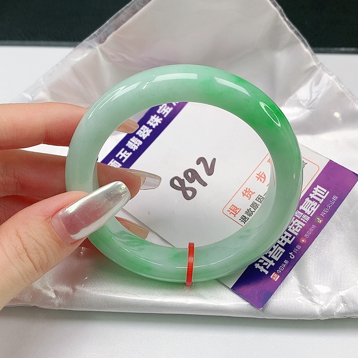 翡翠手镯未镶嵌翡翠手镯