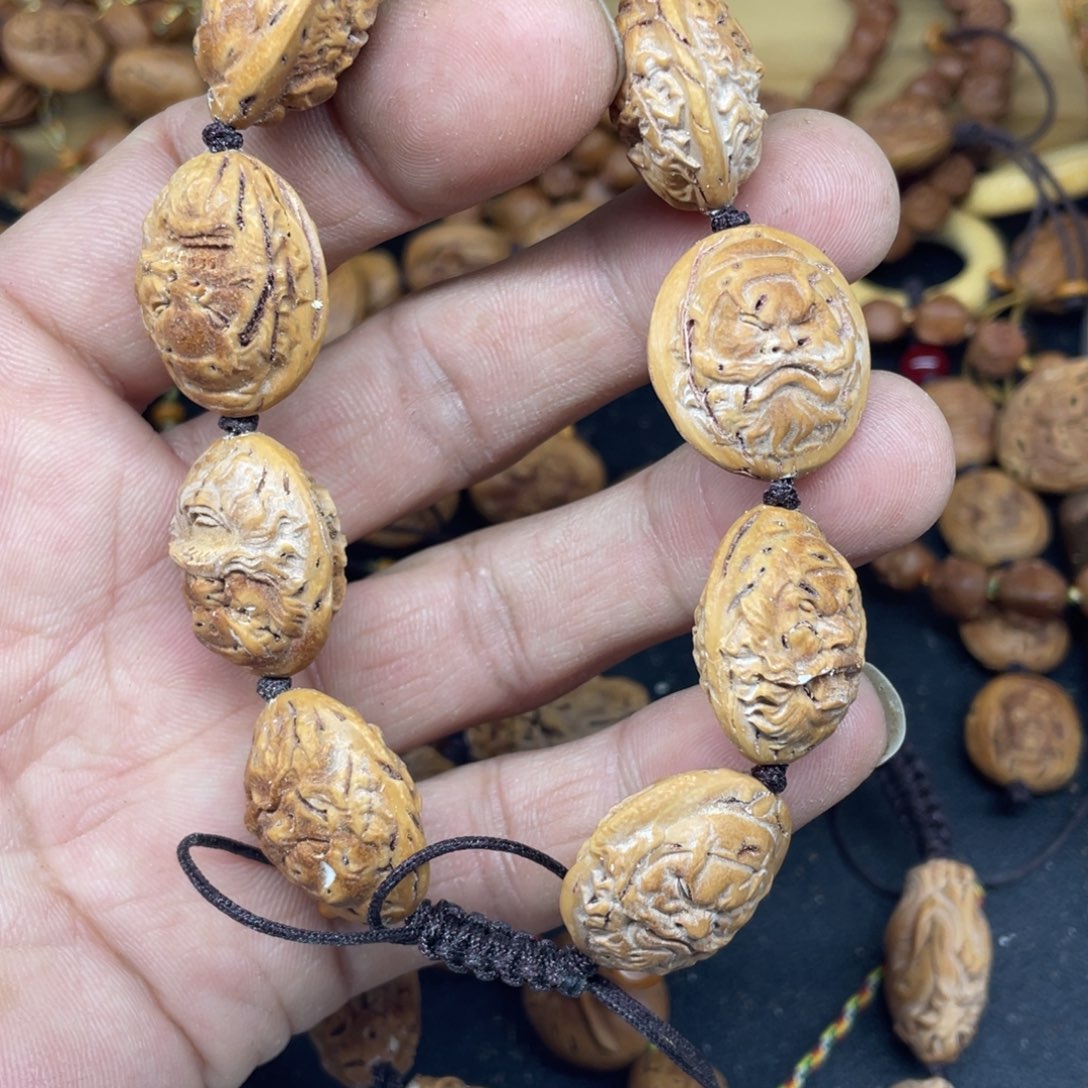 糟***很桃核雕刻钟馗手串