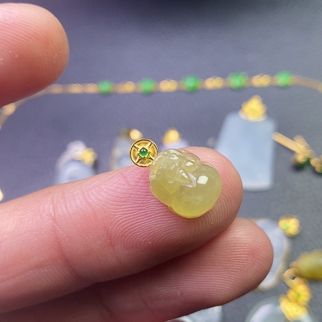 颈饰18K金镶嵌翡翠