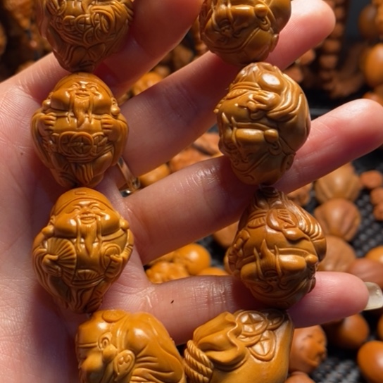 橄榄核吊坠回**岸八大财神