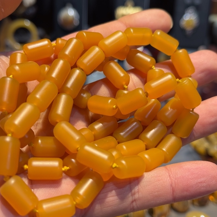 未镶嵌石英质玉（黄龙玉）颈饰