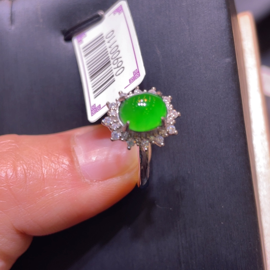 翡翠未镶嵌颈饰戒指