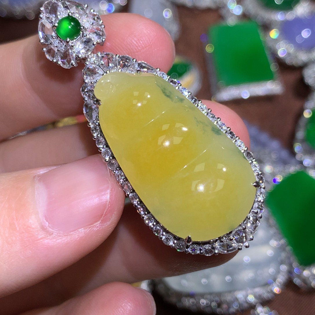 翡翠颈饰18K金镶嵌小****3豆子