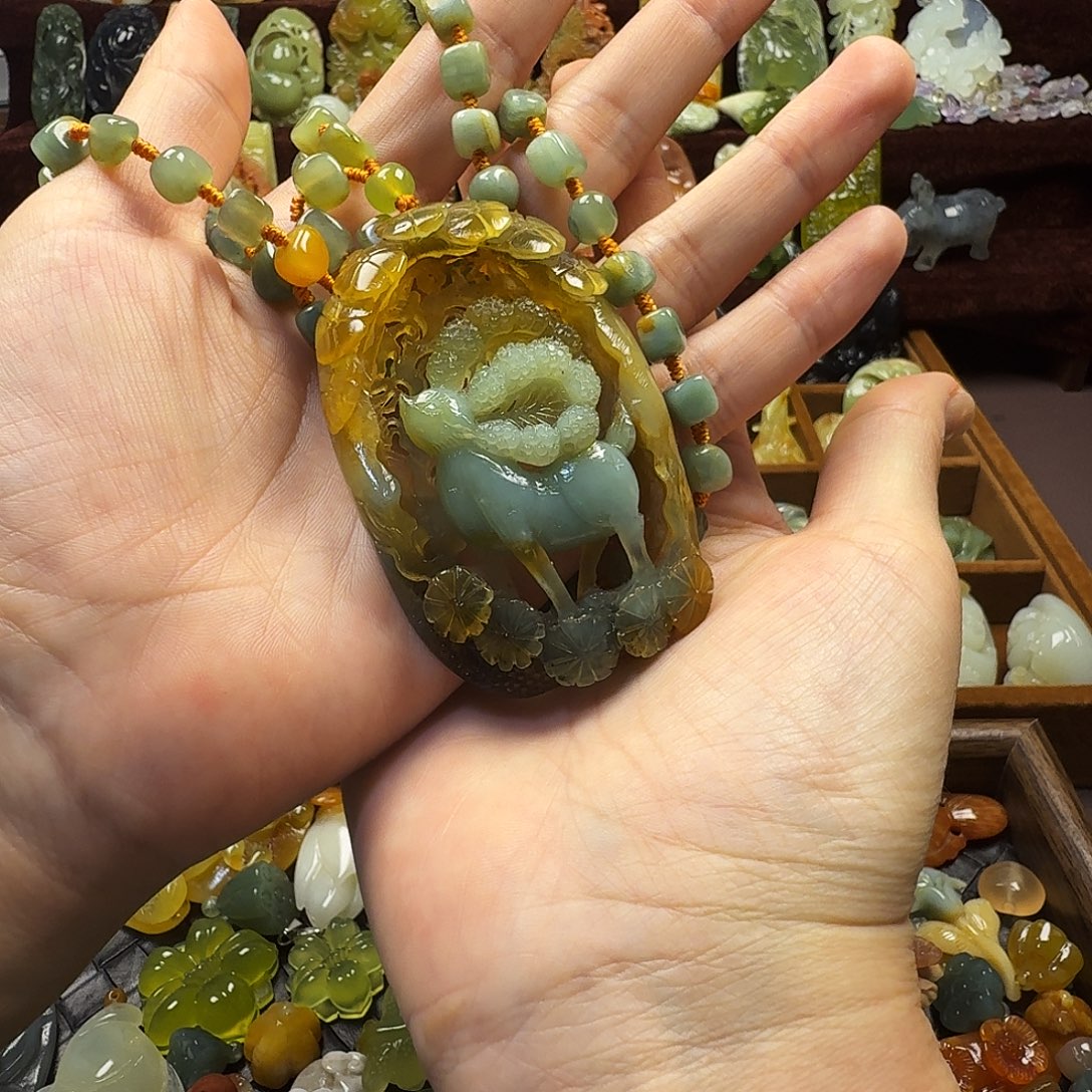 雪***飞蛇纹石玉未镶嵌颈饰