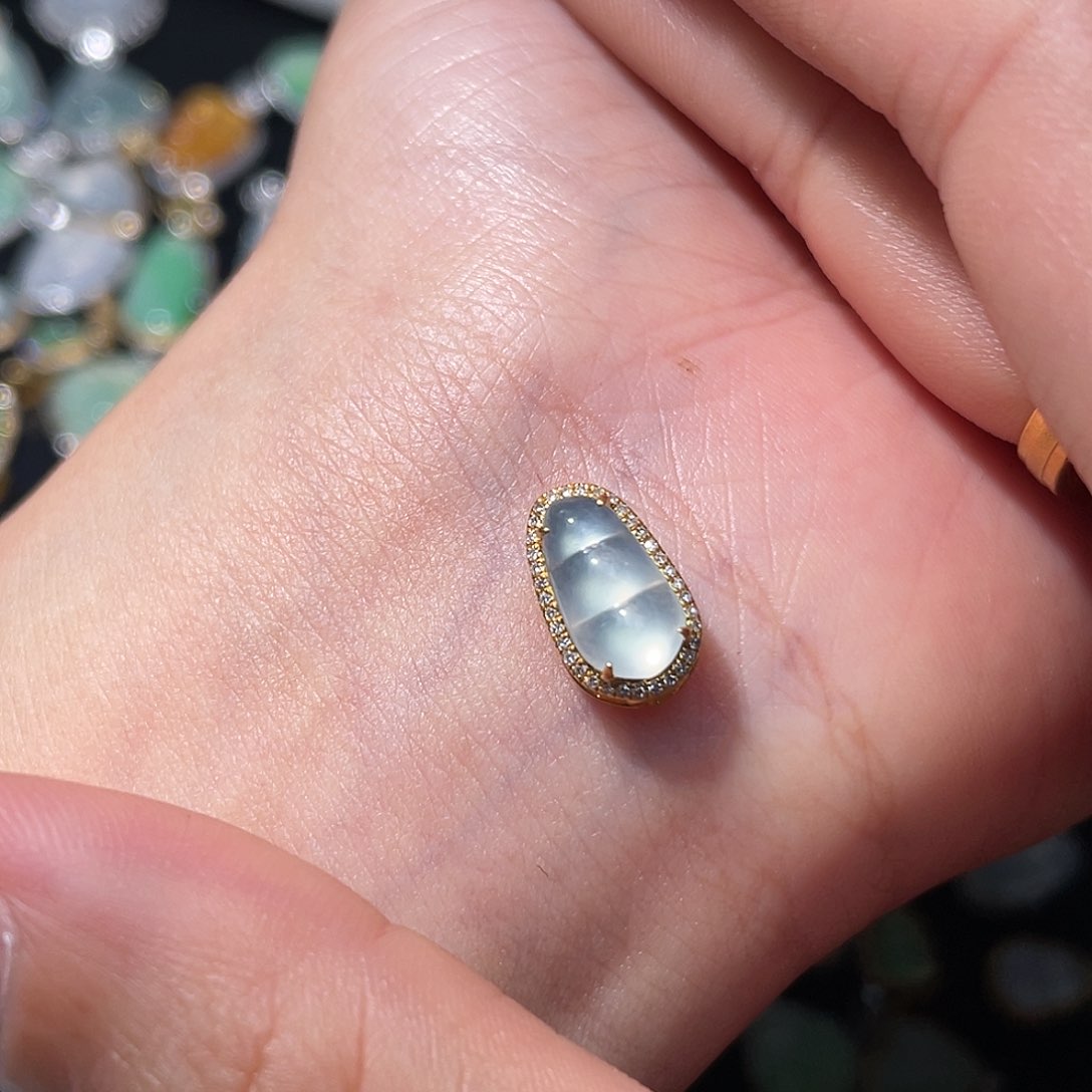 翡翠吊坠(不含链)18K金镶嵌N****?