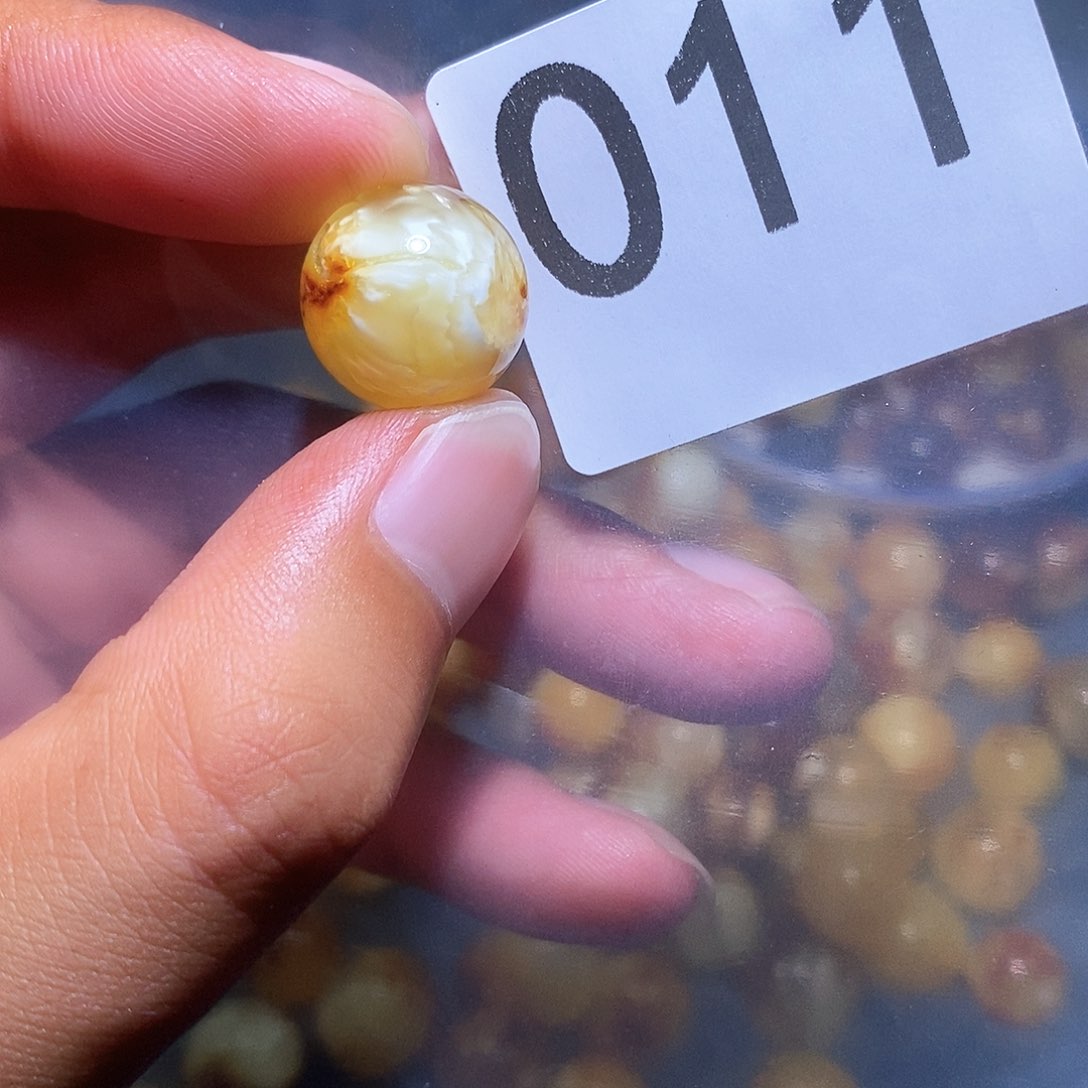未镶嵌琥珀珠宝奇石