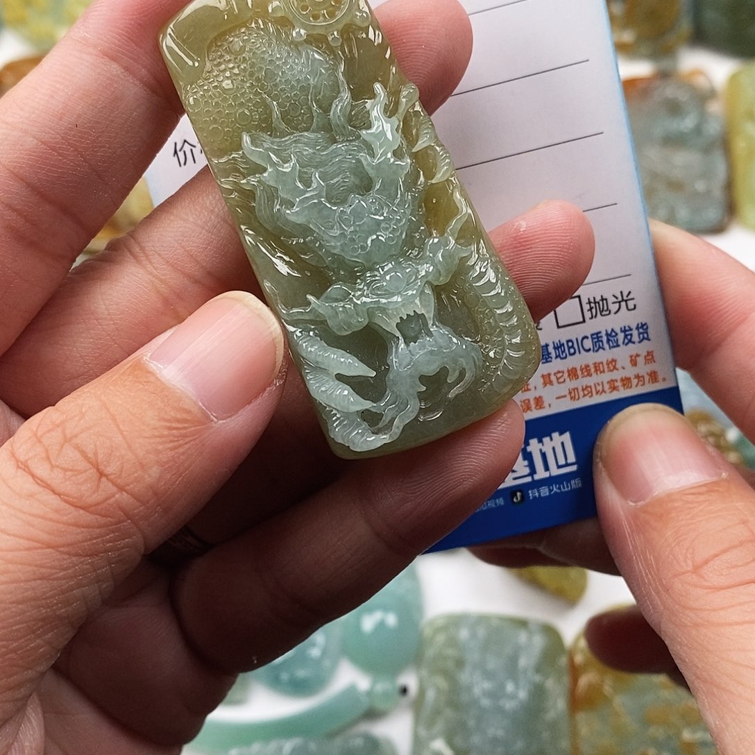 翡翠未镶嵌颈饰龙