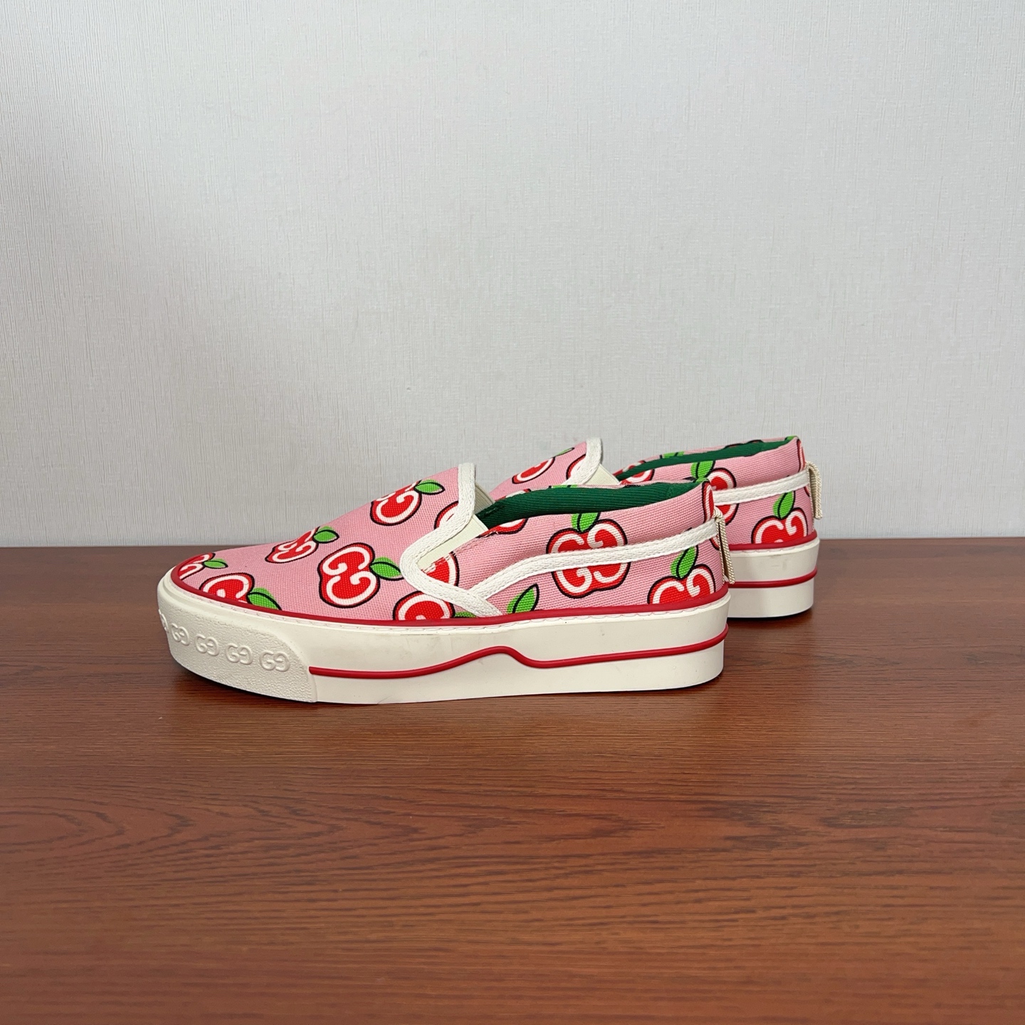 99新 GUCCI/古驰 古驰小苹果 35 码平底鞋cj7167