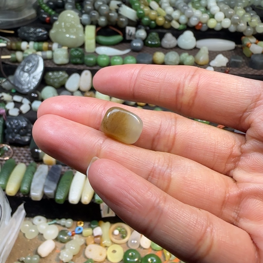 和田玉未镶嵌颈饰糖白随形单珠