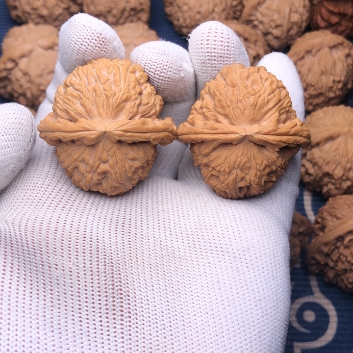 文玩核桃吊坠白狮子