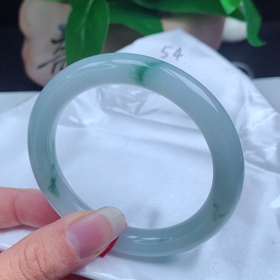 翡翠手镯未镶嵌      圆条54 飘蓝花