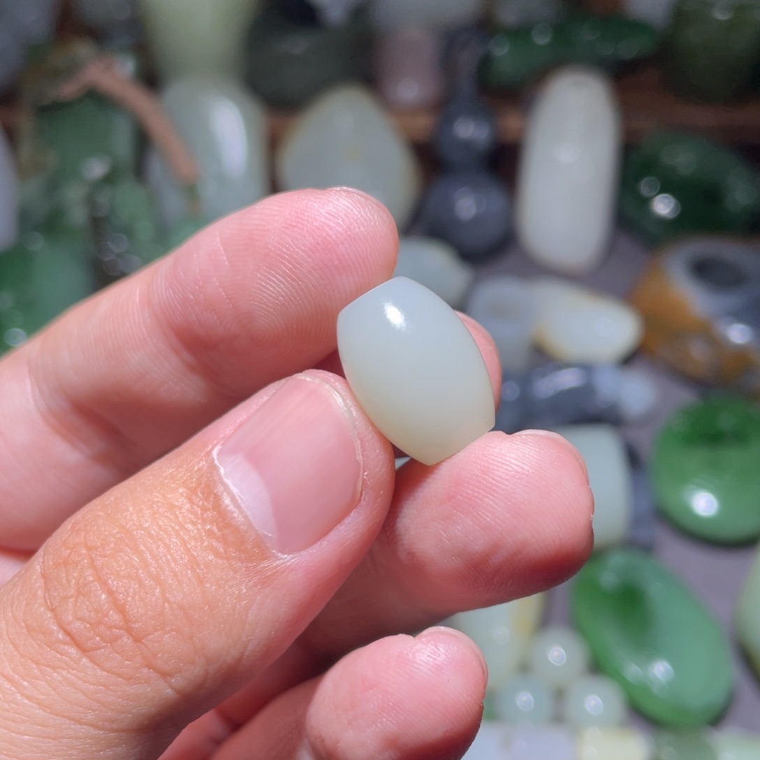 和田玉颈饰未镶嵌摄****杰