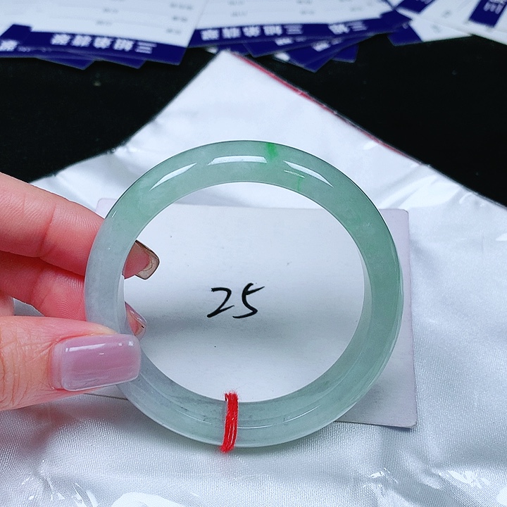 翡翠手镯未镶嵌翡翠手镯未镶嵌