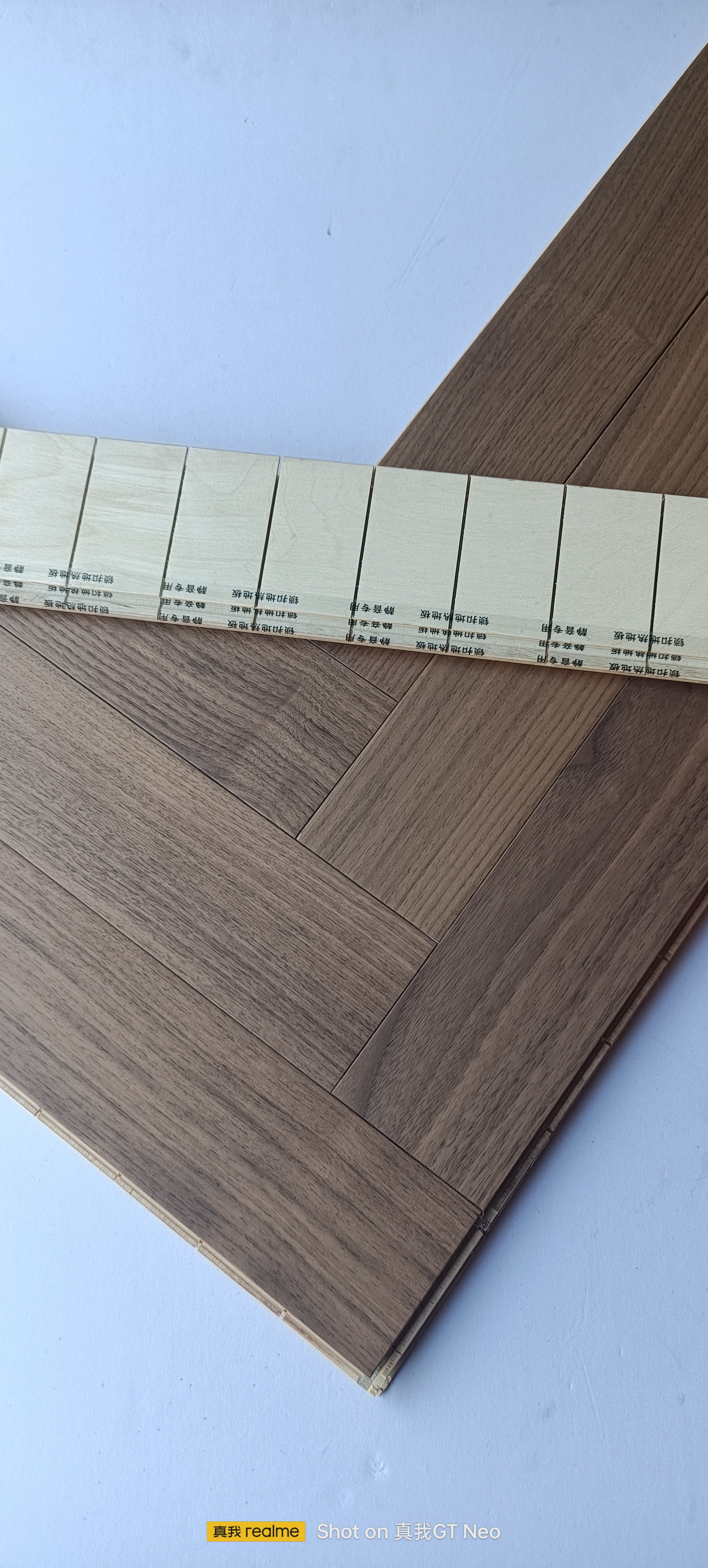 北美黑胡桃木皮面，610*90*14.5/1.2全桦基材地热锁扣