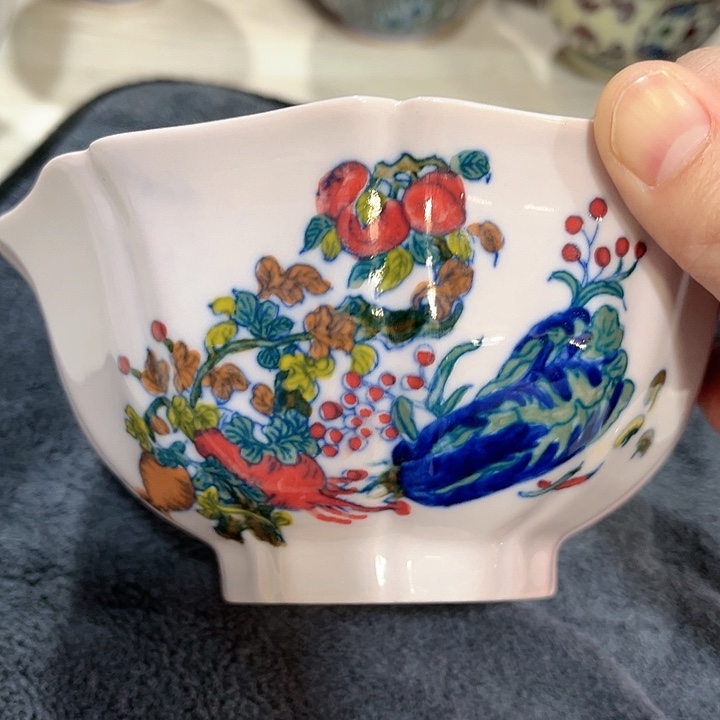 瓷片直径15厘米，红